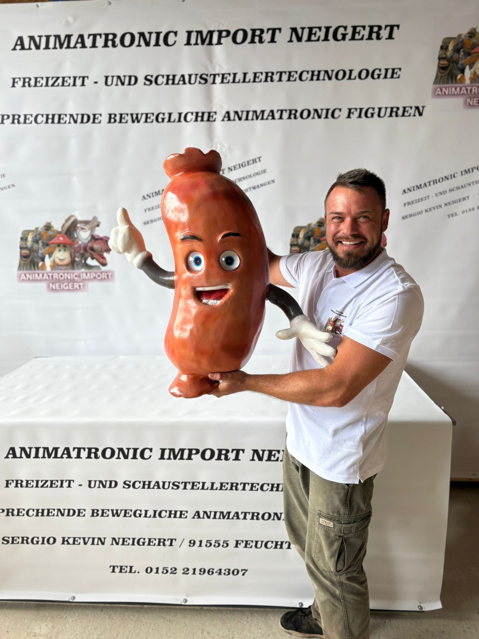 Sergio Kevin Neigert mit animatronischer Figur